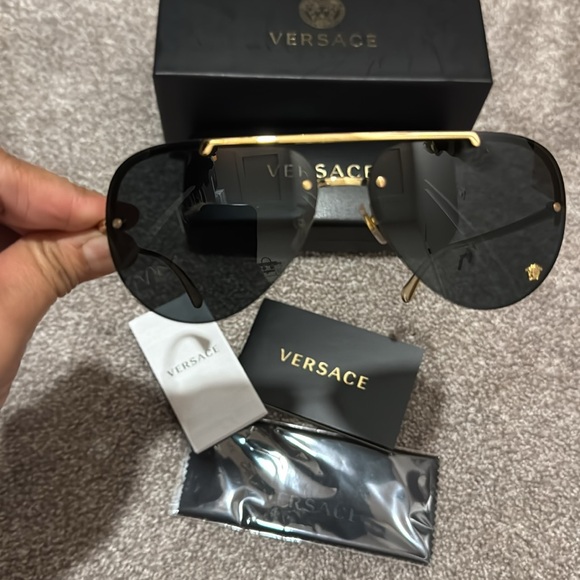 Versace sunglasses - Picture 4 of 6